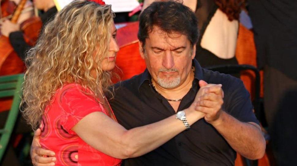 Una coppia di appassionati di tango balla alla Terrazza per la Milonga Solidaria (Marzi Pentafoto)