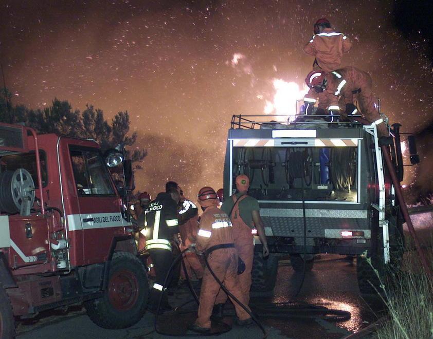 Le squadre di pompieri dimezzate per l’estate 