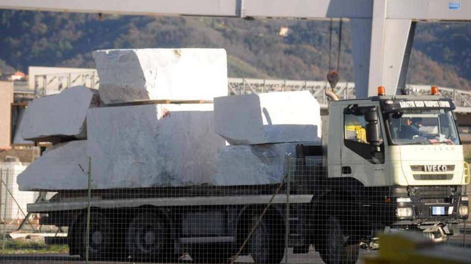 Tir in centro, scontro in consiglio