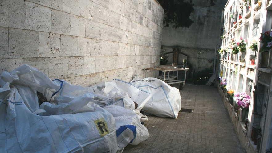 Rifiuti in cimitero, polemica in Comune