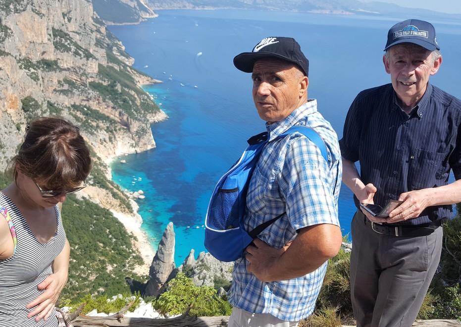 Il vescovo benedice la diocesi dall’alto delle falesie di Baunei 