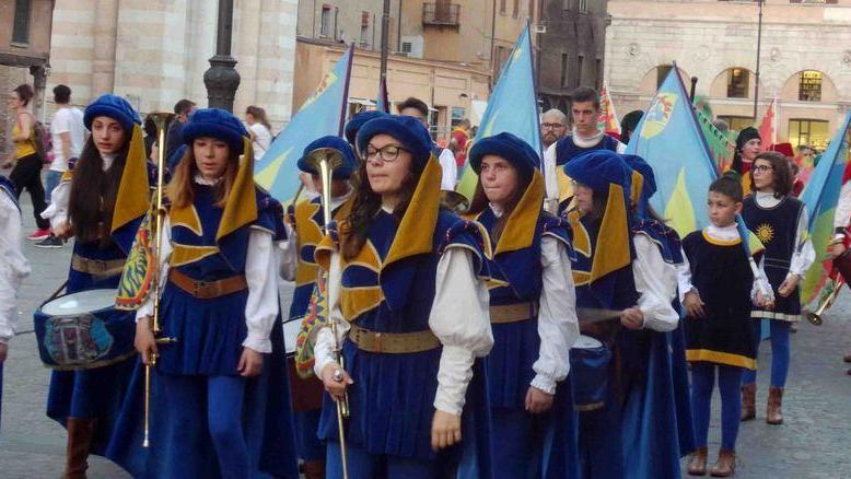La sfilata dei Giovani sbandieratori