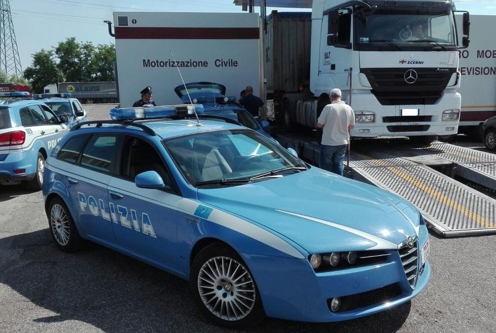 Controlli della Polstrada, multato un camion su tre 