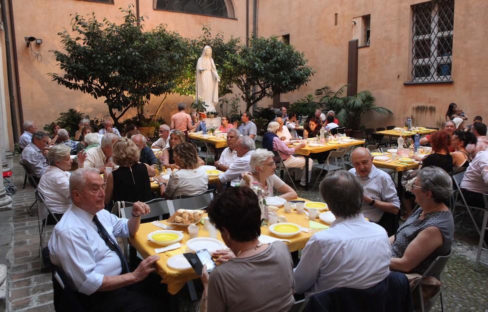 Mensa del vescovo Tortellata benefica con 230 ospiti 