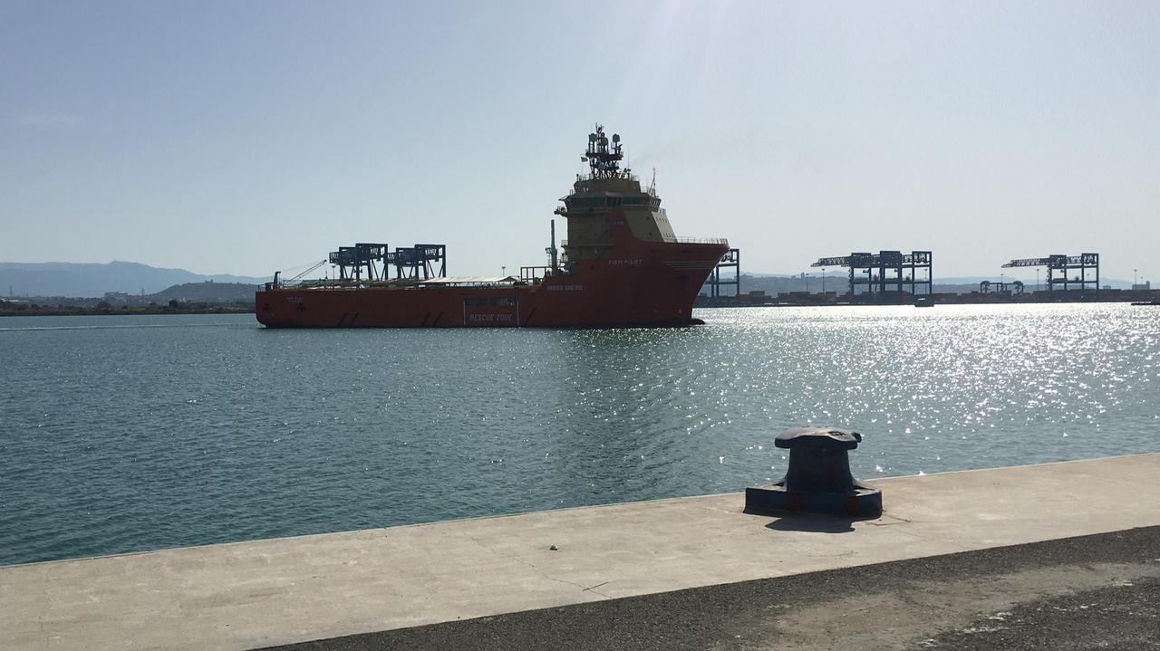 L'attracco della nave nel porto canale di Cagliari (foto Rosas)