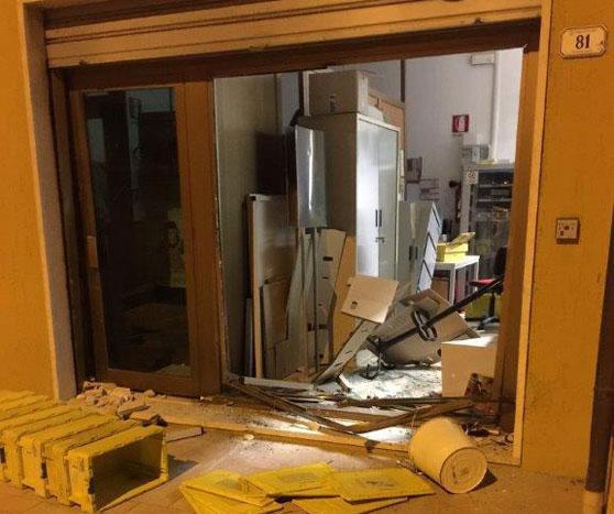 L'ufficio postale di Capalbio dopo l'assalto dei ladri