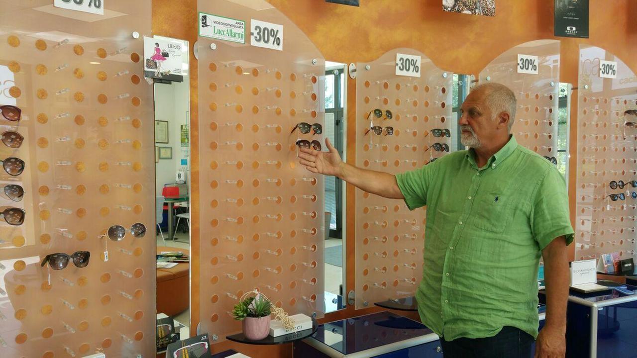 Il titolare dell'ottica Emilio Cacini (foto Sernacchioli)