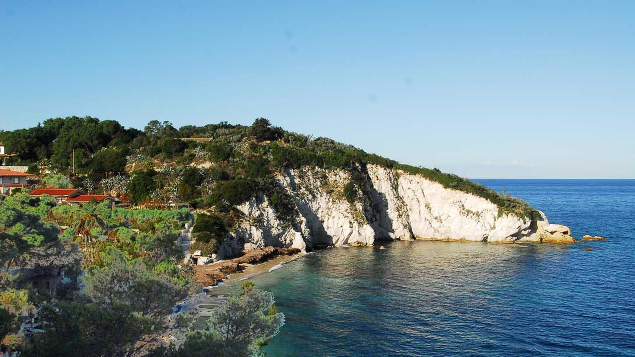 Capobianco, una delle bellezze della costa bianca di Portoferraio