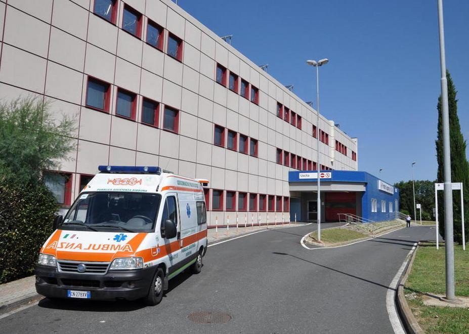 L'esterno dell'ospedale di Cecina con un'ambulanza