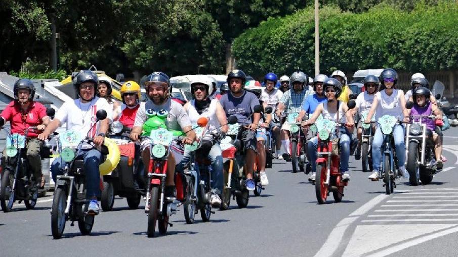 Un esercito di "Ciao" in arrivo alla Rotonda (Marzi Pentafoto)
