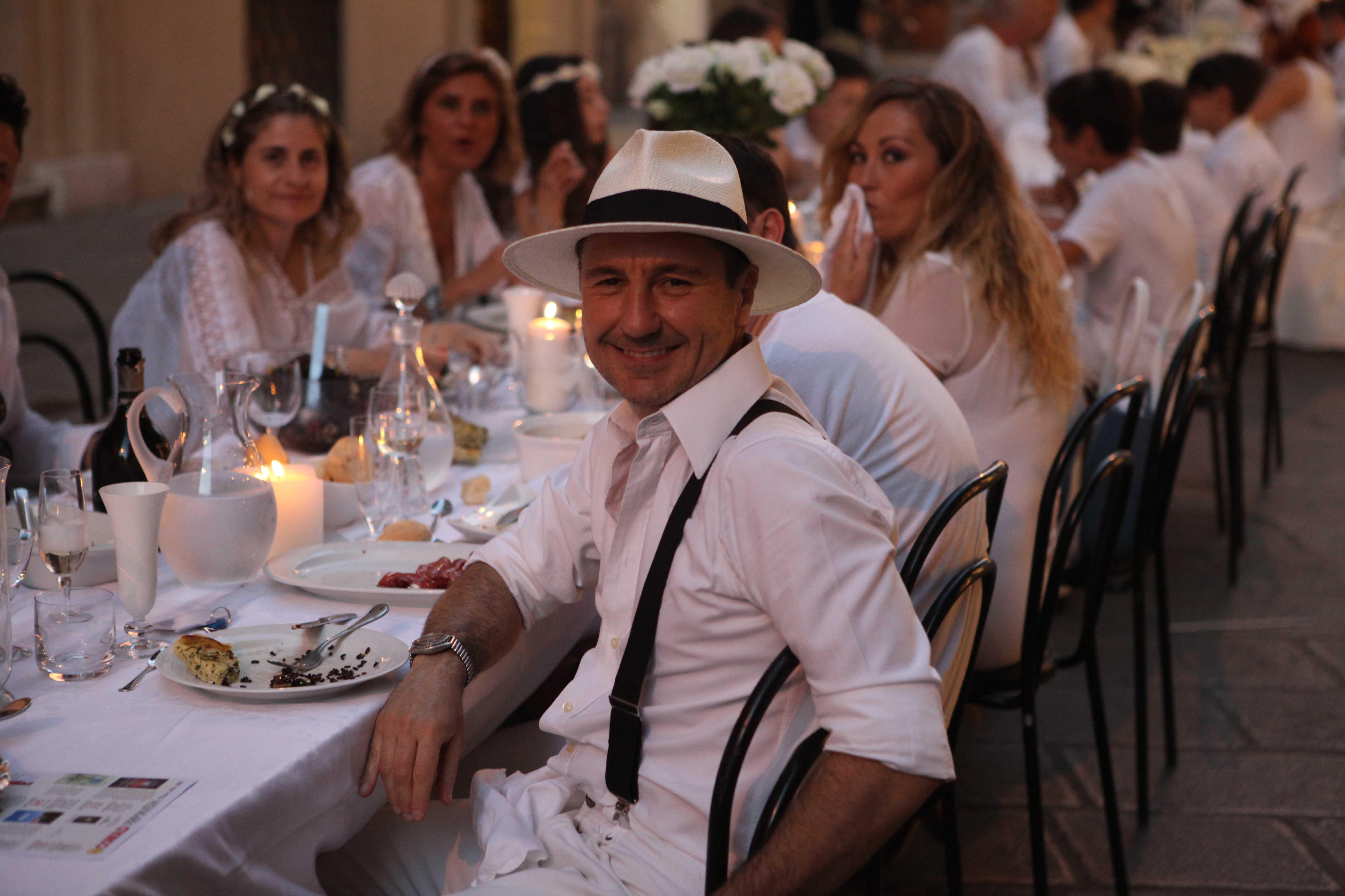 Tutti a tavola sulla via Emilia con la “Cena in bianco”