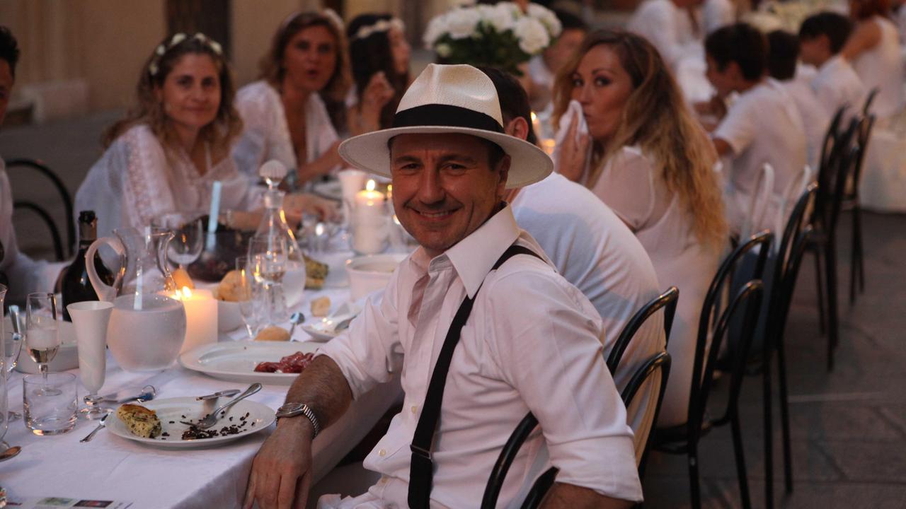 Tutti a tavola sulla via Emilia con la “Cena in bianco”