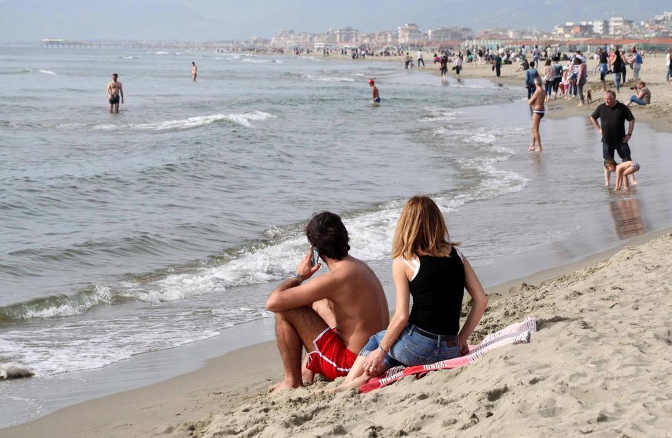 Turisti in spiaggia a Viareggio