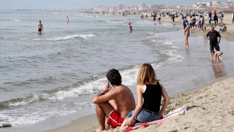 Turisti in spiaggia a Viareggio