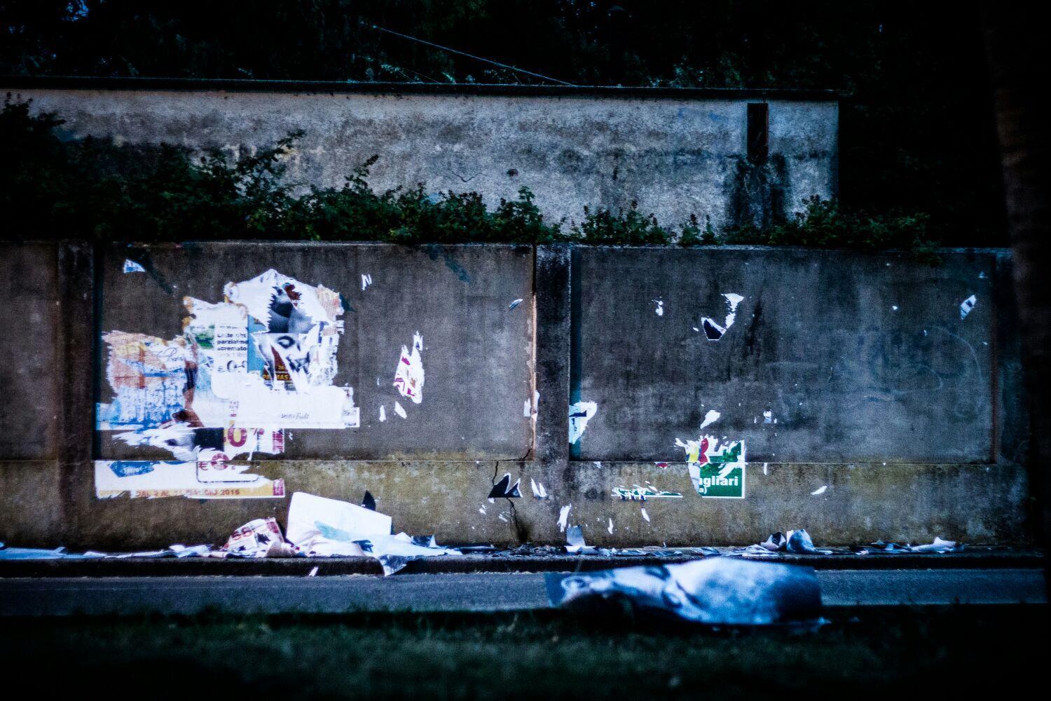 I manifesti strappati e bruciati