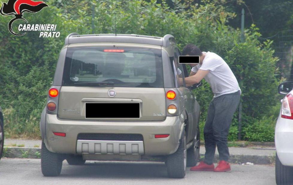 Vendono hashish e cocaina davanti a casa 