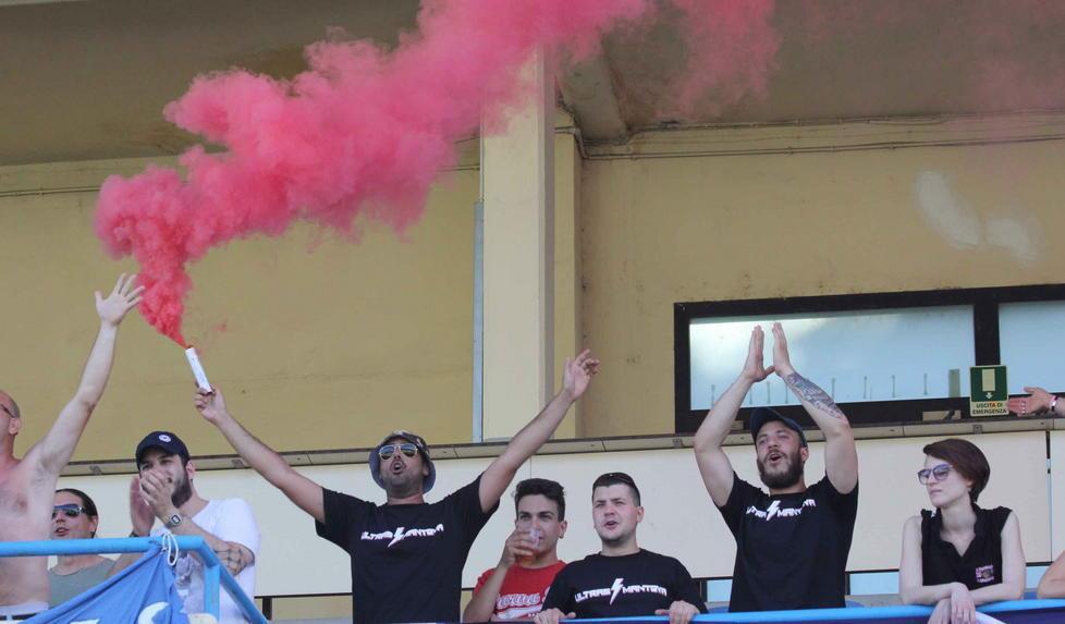 Tifosi e società festeggiano i colori biancoazzurri 