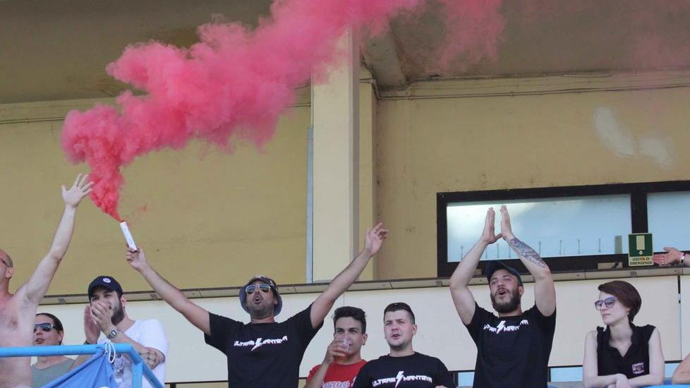 Tifosi e società festeggiano i colori biancoazzurri