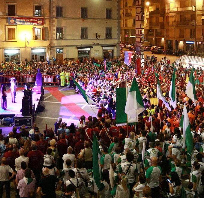 Palio Castellare, folla per la sfilata in centro