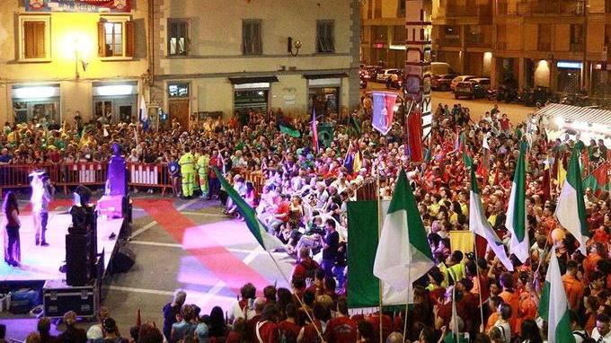 Palio Castellare, folla per la sfilata in centro