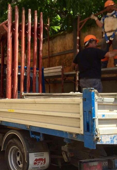 I muri della discordia Il cantiere fa sparire posti auto in via Roma 