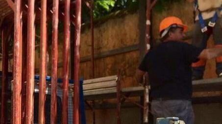 I muri della discordia Il cantiere fa sparire posti auto in via Roma