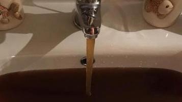 Acqua marrone dai rubinetti