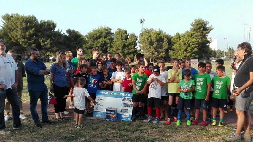Un defibrillatore consegnato dai 5 Stelle al Rugby Cecina