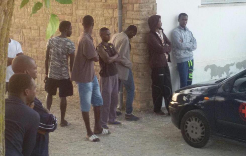 Tensione il giorno dopo tra i migranti 
