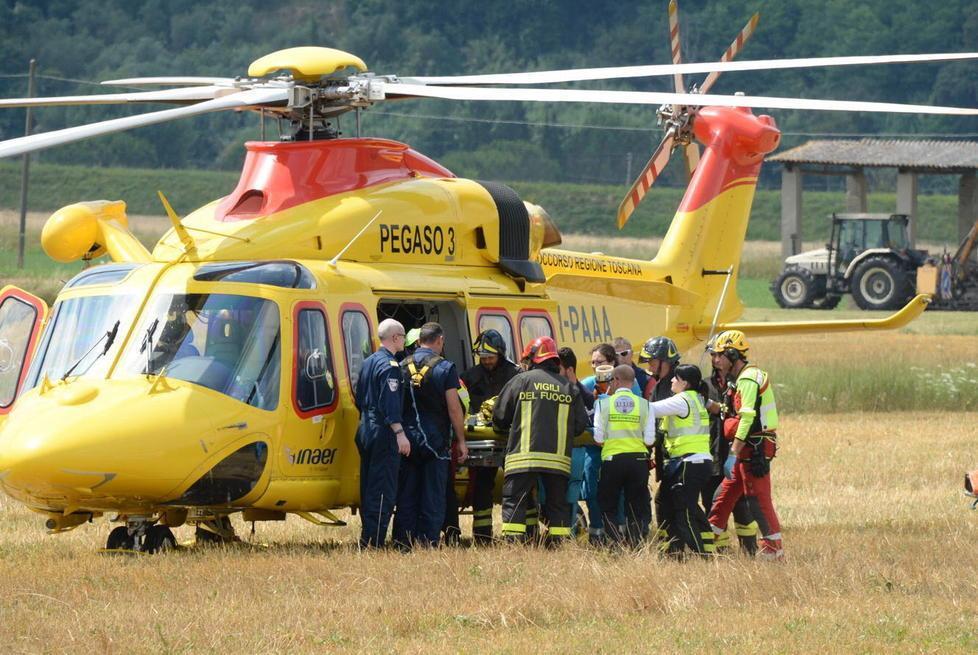 Grave pensionato che cade da un albero 