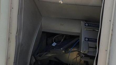 Dopo l’esplosione del bancomat, le minacce con le spranghe