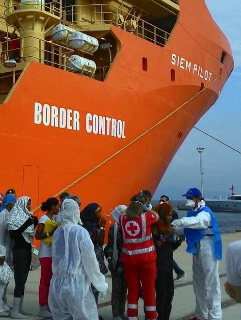 In arrivo 737 migranti salvati nel mare libico 