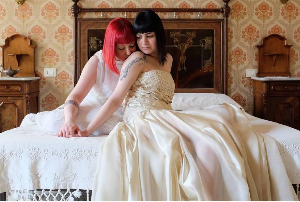 Foto e polemiche, via l’installazione sull’omosessualità 