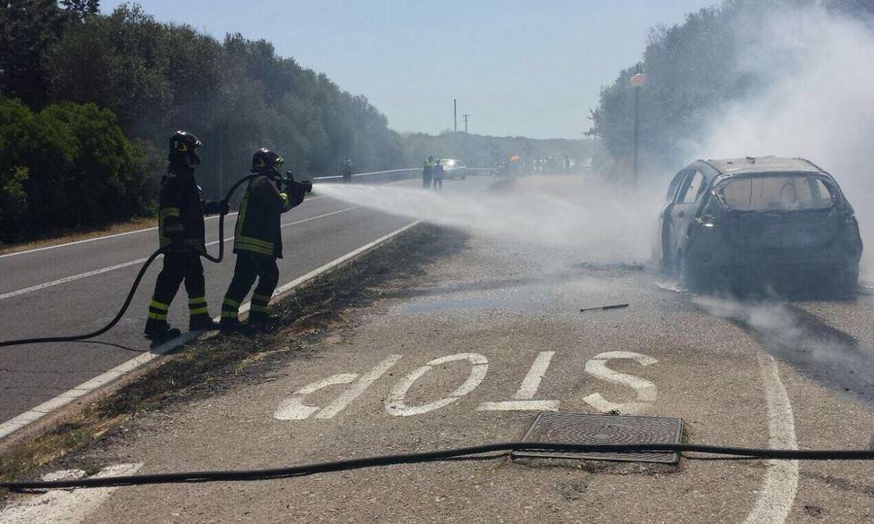 In fiamme l’auto di due turisti
