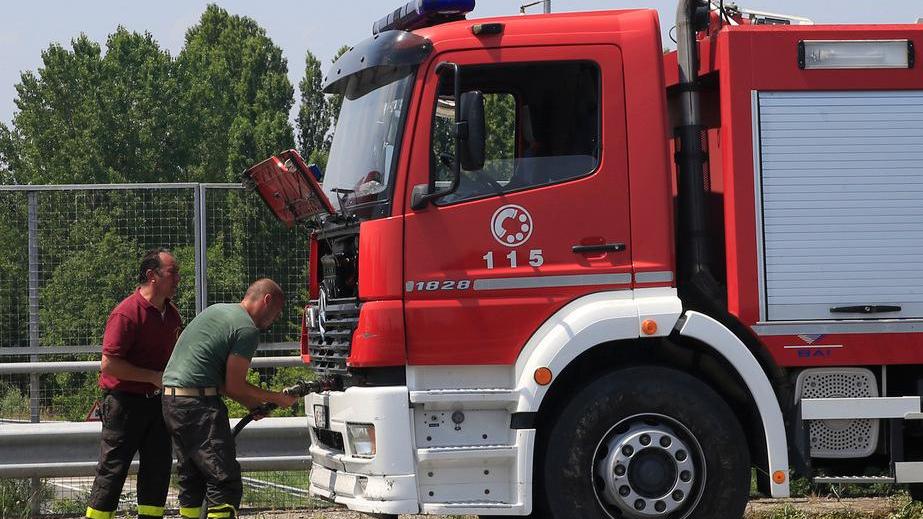 Brucia il camion dei vigili del fuoco