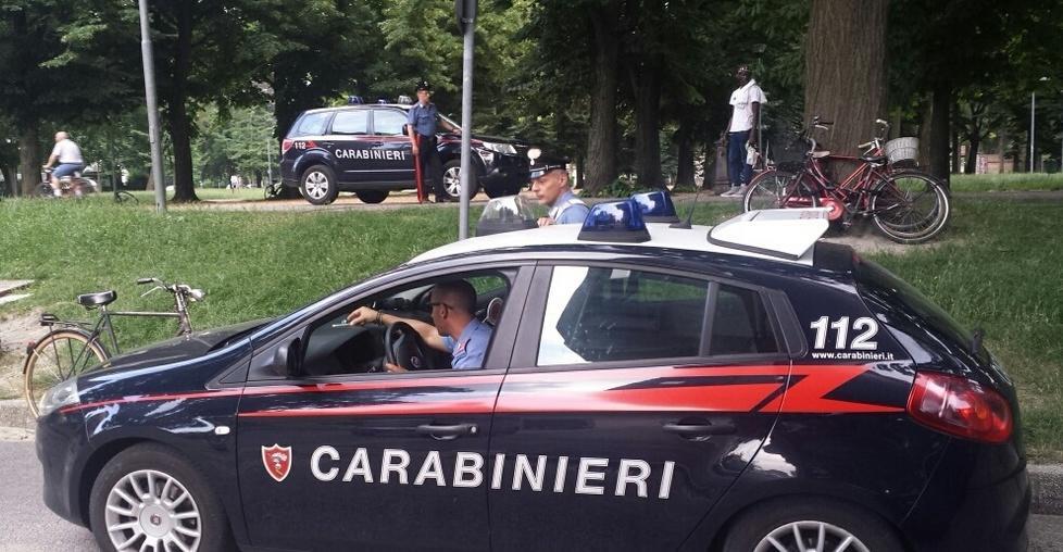 Scatta foto ai nigeriani, rissa e gli prendono lo smartphone