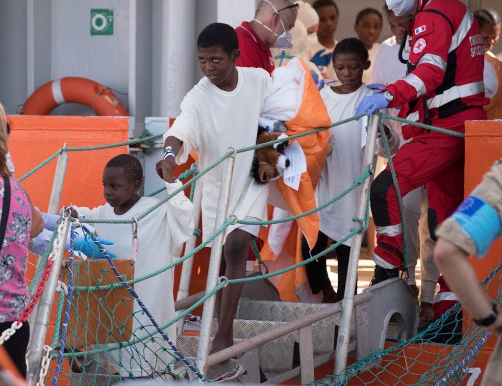 Lo sbarco dei migranti dalla Siem Pilor nel porto di Cagliari