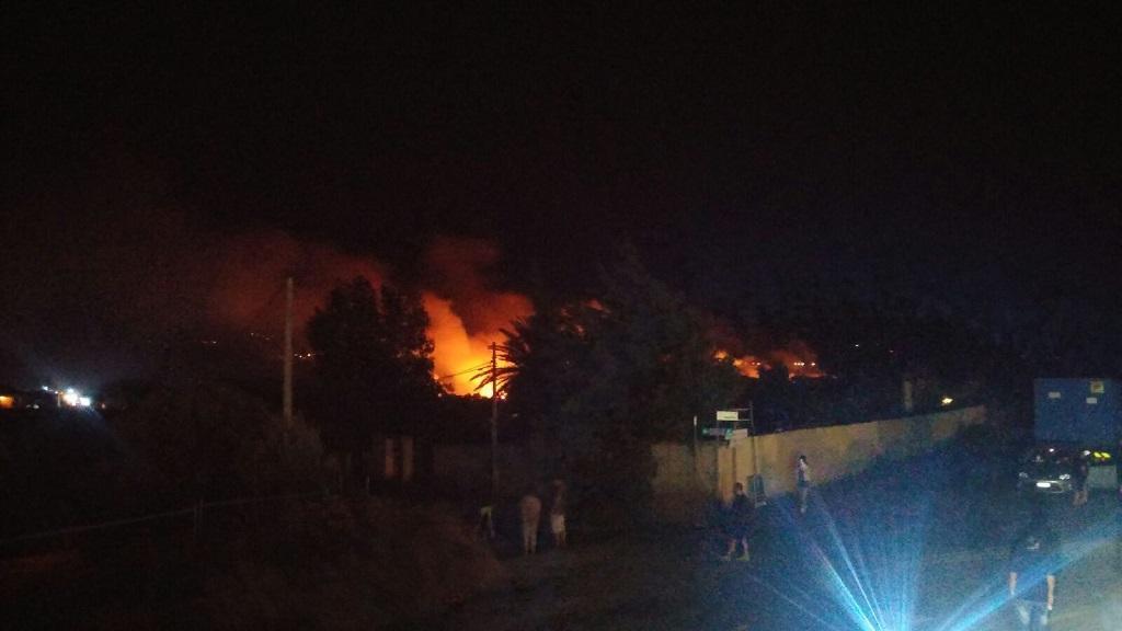 Paura a Olbia, notte di fuoco tra la statale 131 dcn e l'aeroporto Costa Smeralda 