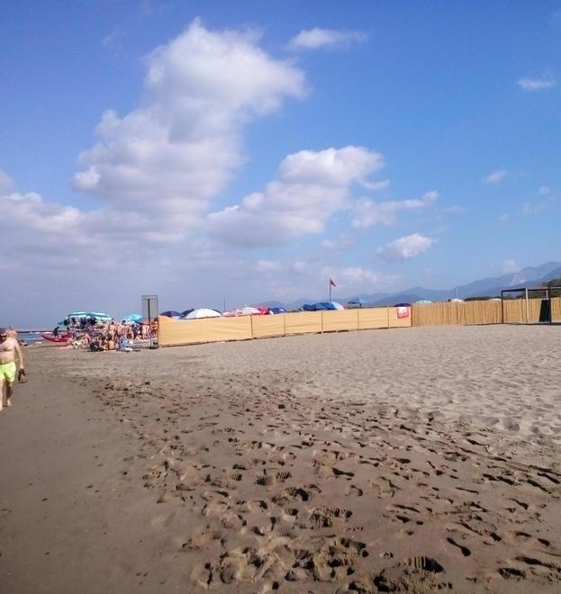 Spiaggia libera a Forte: spunta la palizzata per dividere l’arenile 