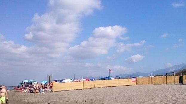Spiaggia libera a Forte: spunta la palizzata per dividere l’arenile