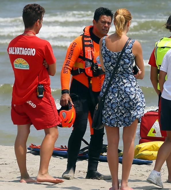 Annega a 22 anni sotto gli occhi degli amici