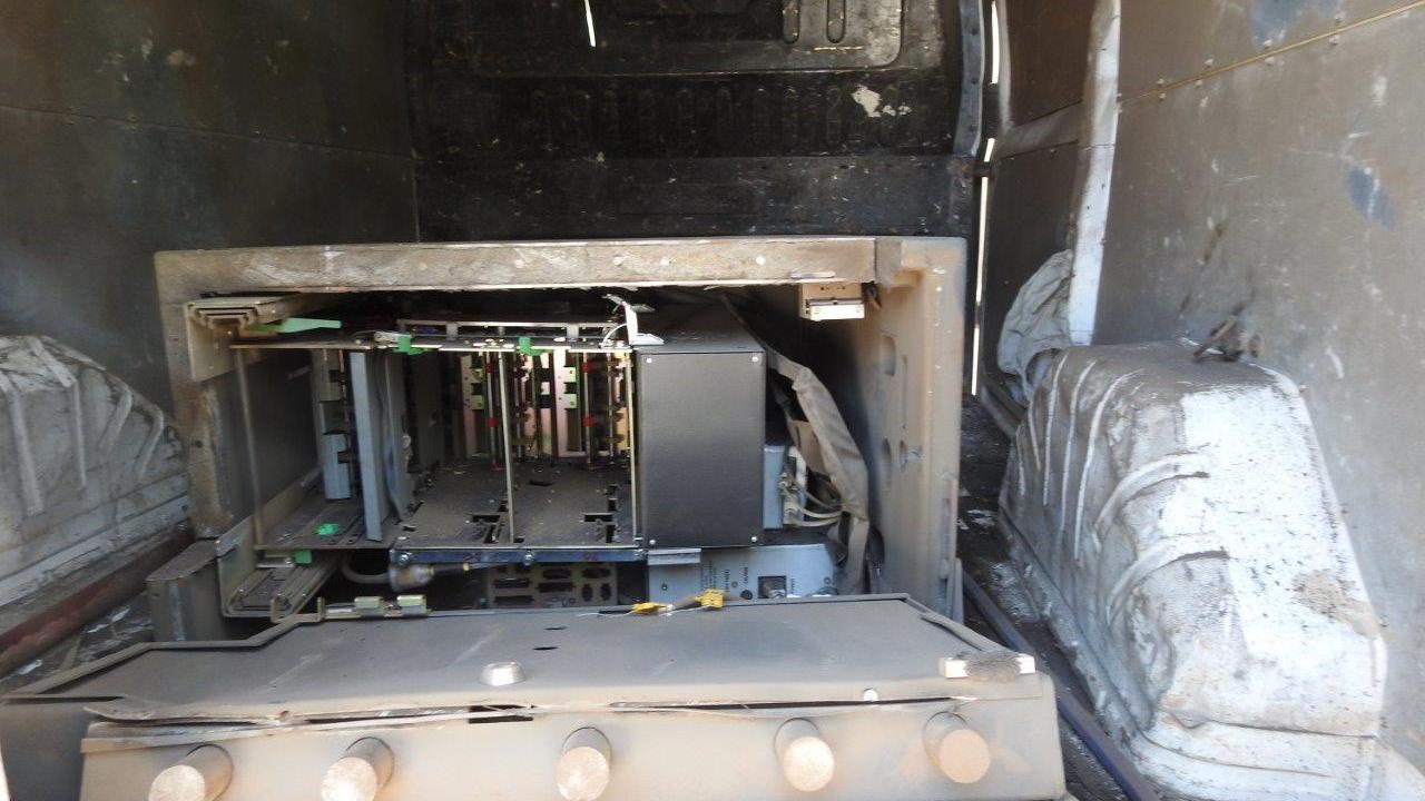 La cassaforte del bancomat all'interno del furgone usato per l'assalto alle Poste di Capalbio (foto Enzo Russo)