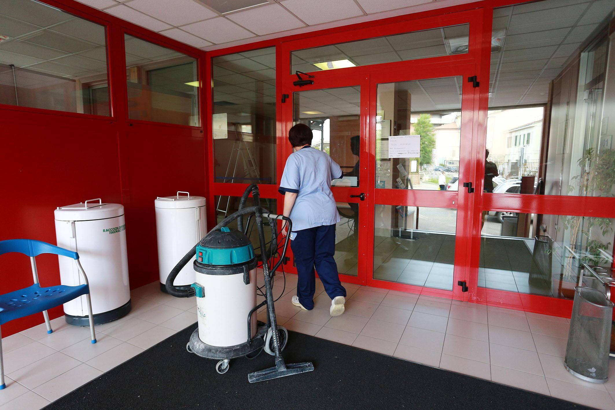 L'intervento degli addetti nella palazzina allagata (Foto Agenzia Carlo Sestini)
