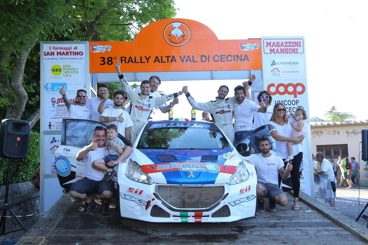 Foto di gruppo per la premiazione del rally