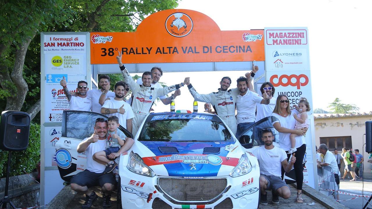Foto di gruppo per la premiazione del rally
