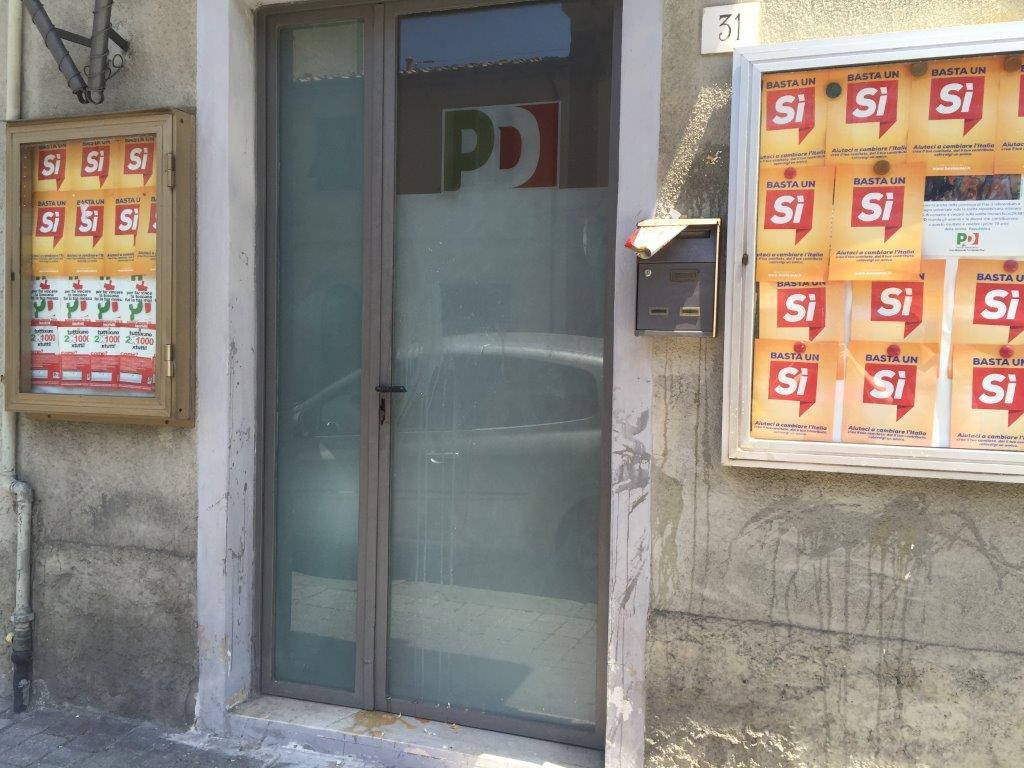 L'ingresso del circolo Pd