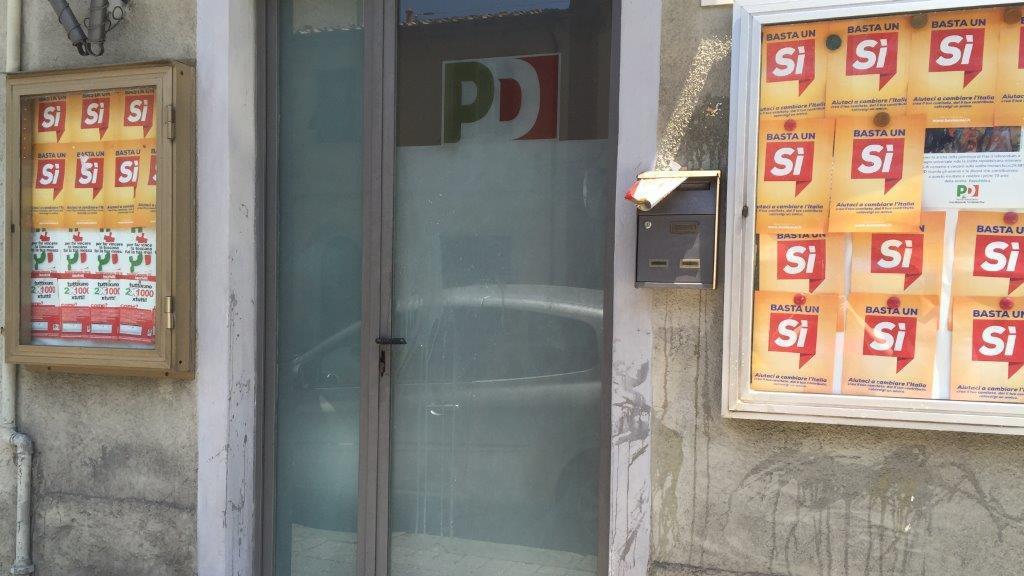 L'ingresso del circolo Pd