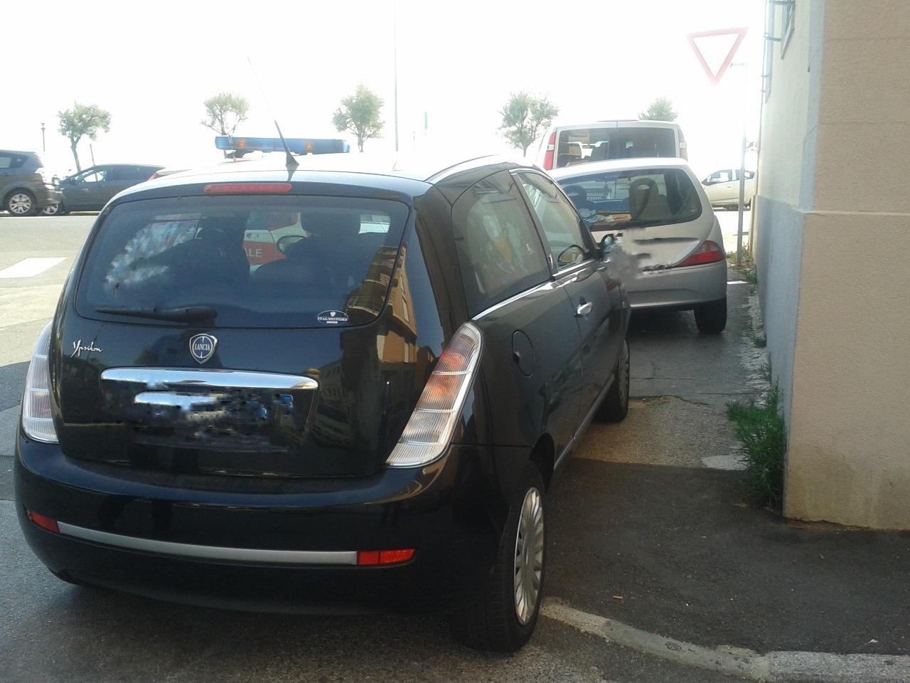 Sosta selvaggia: un'auto sul marciapiede