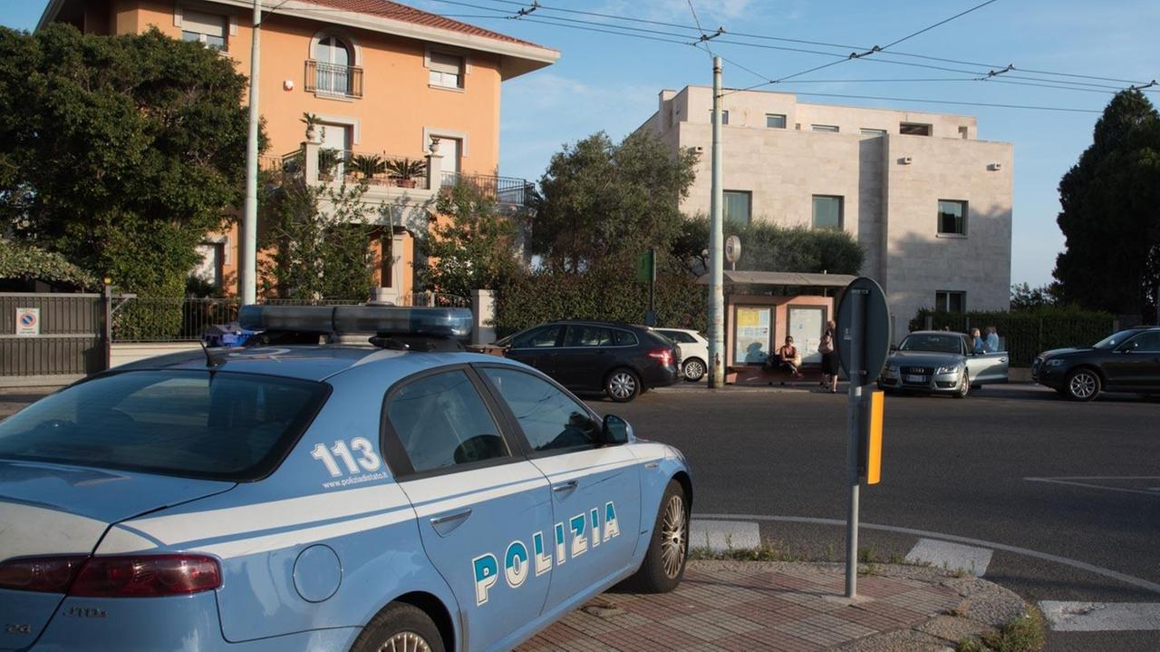 Cagliari, tenta di rubare in un'auto: bloccato da due extracomunitari 