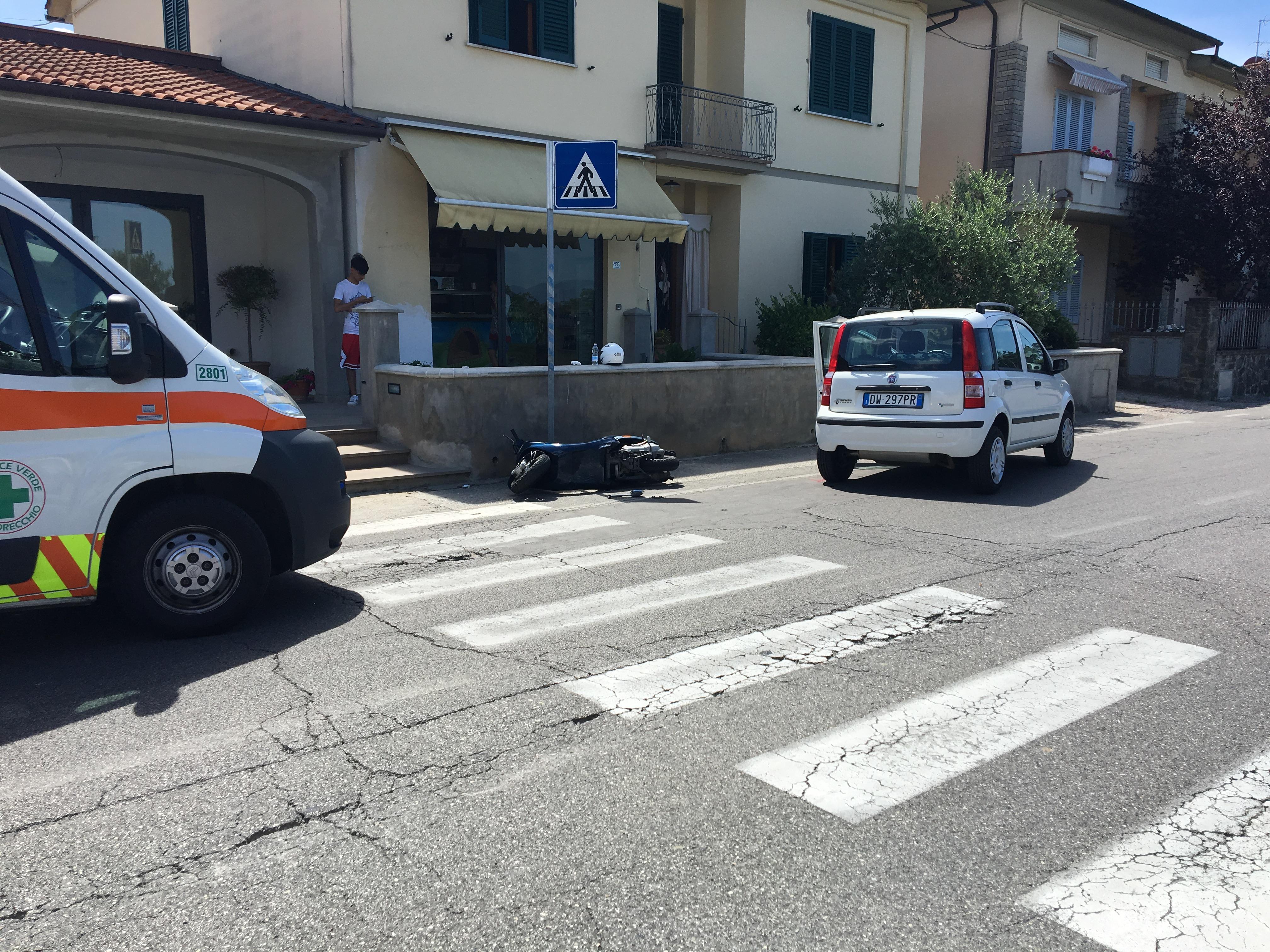 Scooter contro auto, ferita ragazza di 16 anni 